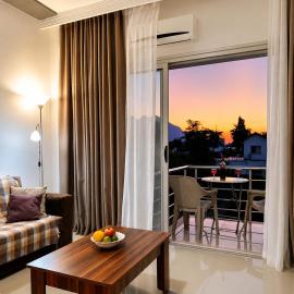 Amazing Two-Bedroom Apartment in Residence Lukomorye D5 with scenic view, hotel in Karavas