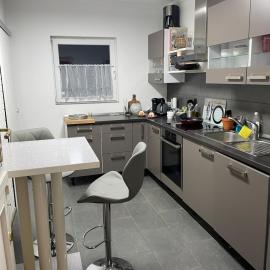 Private bungalow with garden 2 bedrooms 1 bathroom complete, hotel di Norderstedt