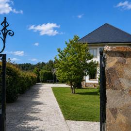 Gran chalet con piscina y gran jardín cerca de A Coruña, hotel i Sada