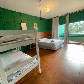 Cama em Suíte com varanda privada a 160 mts da Praia 4, hotel in Salvador