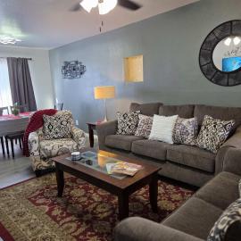 2-bed condo, cook-ready kitchen, and laundry, 5-8 minutes from University of Arizona and downtown Tucson, viešbutis mieste Tusonas