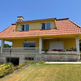 Casa chalet con jardín y piscina, a 5 min de Playa América