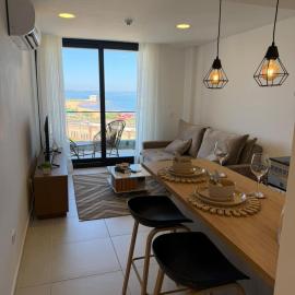 Bello y Cómodo Apartamento con Vista a la Playa en Edificio Vivo Costanera con Parking