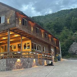 Drini Guesthouse, hotell i Tropojë