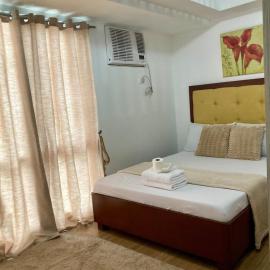 Cozy Condo with Sea View Peek