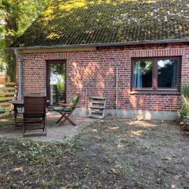 Gemütliche Ferienwohnung auf dem Lohof mit schattiger Terrasse، فندق في شنيفردينغين