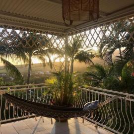 Vue mer et montagne dans jardin tropical, Hotel in Les Cocos