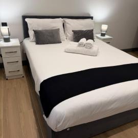 2 Bed 2 Bath Apt w- Onsite Parking 2 Min to Bus, ξενοδοχείο σε Finchley