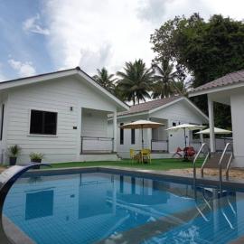 Zulanie's The Pool Cottage near D'Aur Beach, Melawi, Bachok, hotell i Bachok