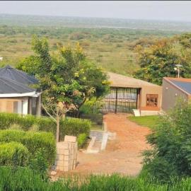 Latitude zero cottages Kikorongo، فندق في Kikorongo