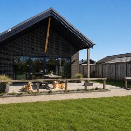Vakantievilla 10 km van strand honden welkom omheinde tuin sauna buitenbad, hotel in Dirkshorn