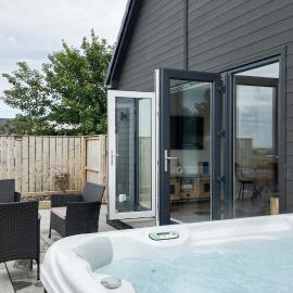 Fir Tree Lodge - Luxurious Lodge with Hot Tub on the NC500 - Thrumster Lodges, hotel in Wick