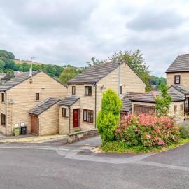 Spacious 3 Bedroom Home with Pool Table and Garden