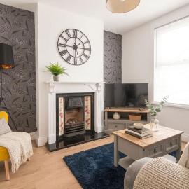 Modern 3 Bedroom Home in Central Rugby w Parking, hotel in Rugby