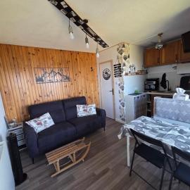 Superbagneres Studio 5 personnes, pied des pistes, balcon, vue montagne, hotel a Saint-Aventin