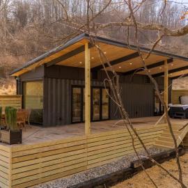 Shipping Container at Double Nickel Farm, hotel a Hurricane