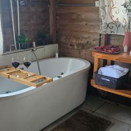 Romantic Getaway Luxury Cabin with Whirlpool