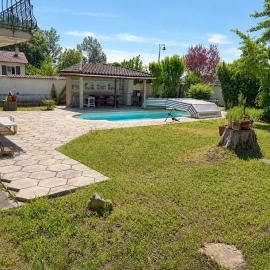 Appartement indépendant avec piscine 6 pers Eurexpo & Groupama，位于Jonage的酒店