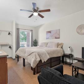 Modern King Suite - Steps from UAT and near ASU
