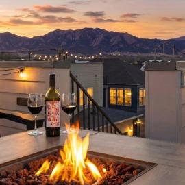 NEW! Walk 2 town - Rooftop hot tub - 2 King beds