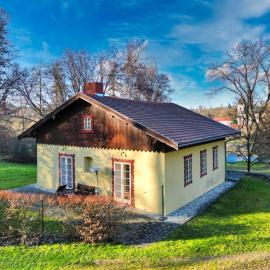 A romantic cottage in the middle of the chateau garden