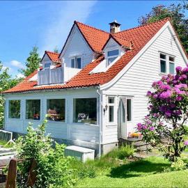 Historic Bergen Home with Dock Boat & Water Views, hotel u Bergenu