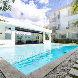 Elegant 2 Bedroom Apartment with Pool