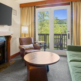 1324 Spruce Peak-One Bedroom-Ski in Ski Out-Sleeps-4 Mountainside By Stowe Mountain Rentals, hotel in Stowe