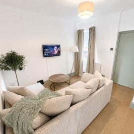 Modern central Dartford 4-Bed House with Parking, hotel v destinácii Dartford