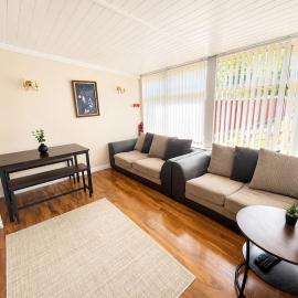 Stylish 4-Bedroom Home with Modern Comforts – hotel w mieście Derby