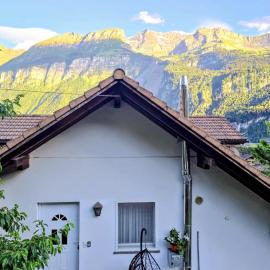 Big 3-bedroom flat with new kitchen, hotell i Brienz
