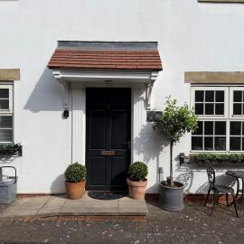 Hops Cottage, Yarm - 2 bedroom cottage with private parking in gated Mews