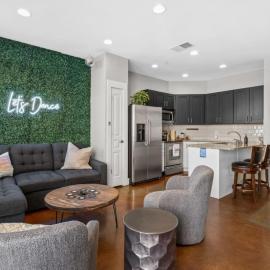 3-Story West End Condo | Free Garage Parking | Near Vanderbilt Medical, hotel a Nashville