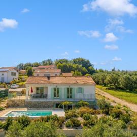 Villa Olivia Pool & Sauna near Portorož, hotel in Sečovlje