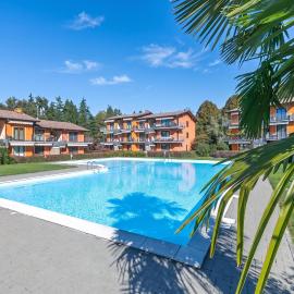 Blu Oltrelago: Leggiuno Lake Maggiore Apt w/ Shared Pool & Garden - Happy Rentals, khách sạn ở Leggiuno