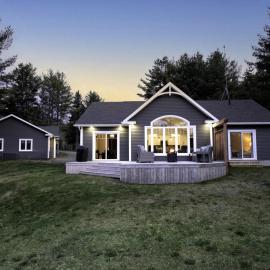 Waterfront | Fully Stocked | Pet Friendly, hotel en Rexton