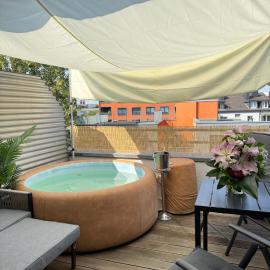 Executive Maisonette Penthouse Loft, Rooftop Pool, Central Hannover and Direct Messe Connection, hotel Hannoverben