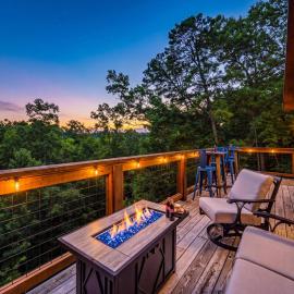 Lagniappe Lodge Hot Tub Fire Table Game Room String Lights Sleeps 8, hotel u gradu Seviervil