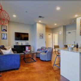 Music Row Luxury Suites - Two King Bedrooms - Private Garage & Ensuite Baths, hotel in Nashville