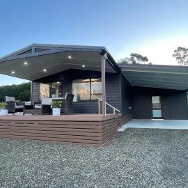 Modern Country Cabin with Stunning Rural Views，Coroglen的飯店