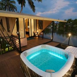 RiverBells Backwater Glamping Alleppey, Hotel in Champakulam