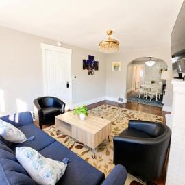 Modern 2BR Free Parking Pet Friendly