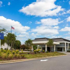 Baymont by Wyndham Fayetteville، فندق في فايتفيل