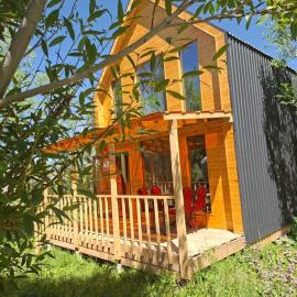 Usonbak Yurt Camp & Barnhouse、Alyshのホテル