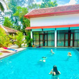 Marinas Village