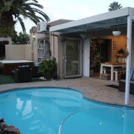 AquaPalms Hideaway - Family Friendly Pool - Hot Tub - Indoor Braai, hotel in Cape Town