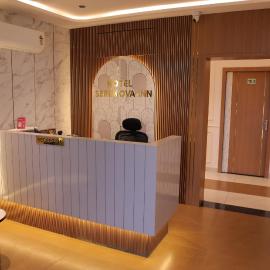 Hotel Serenova Inn: Sāgwāra şehrinde bir otel