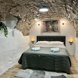 Romantic Vault - Wi-Fi, AC, 500m from the Lake