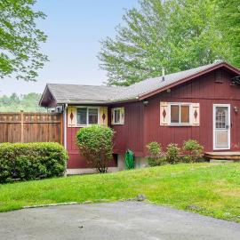 Lakefront Family Home w/ Docks in Barnstead!, מלון בBarnstead