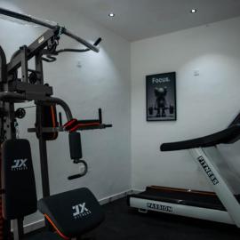 BBB LUXURY Apartment, hotelli kohteessa Amuwo